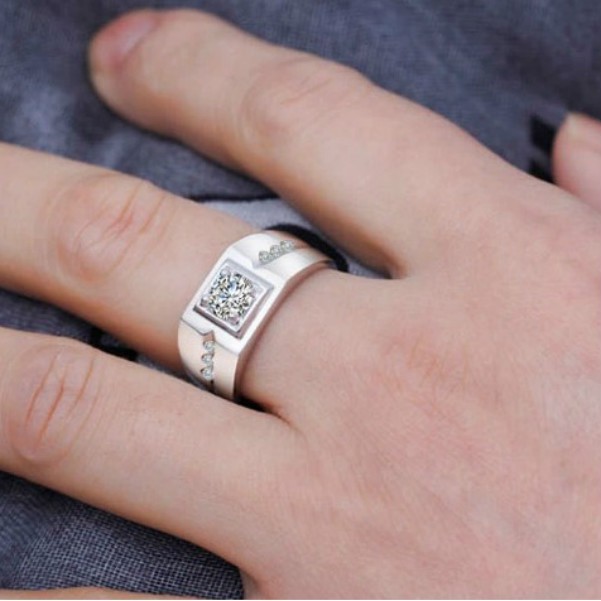 Cincin Tunangan Warna Silver dengan Batu Putih untuk Pria