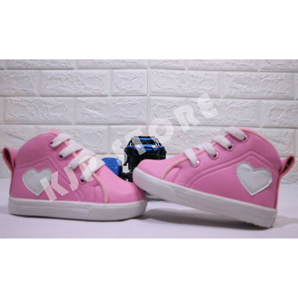 Sepatu Anak Perempuan Boot Love Usia 1 - 3 Tahun