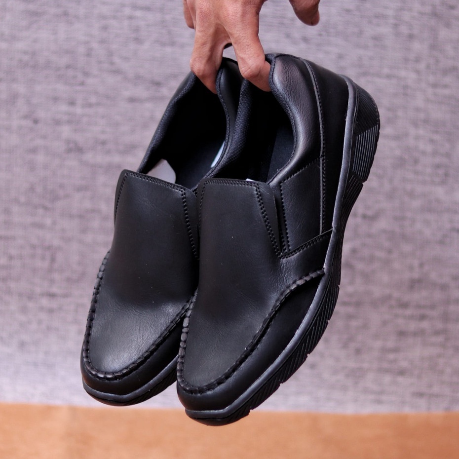 DHOM Sepatu Kasual Slip On Pria Hitam Sepatu Kulit Sintetik Kerja Kantor Kuliah Simple Murah Anti Slip