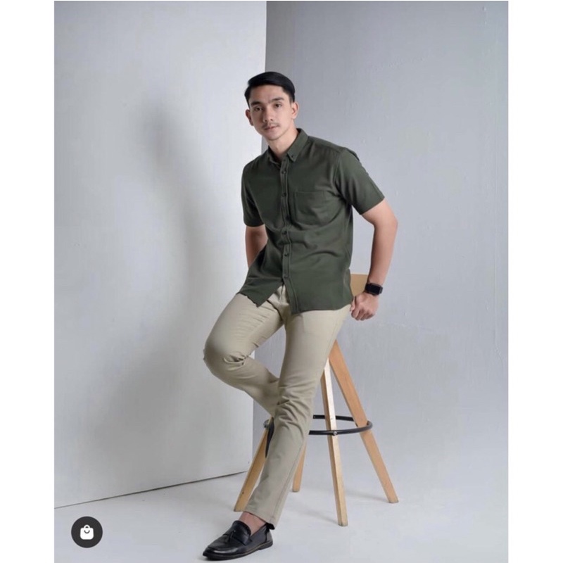 Kemeja Pria Cowok Polos Tangan Lengan Pendek HeM  Slimfit Casual Kantoran Murah Premium Hijau Army