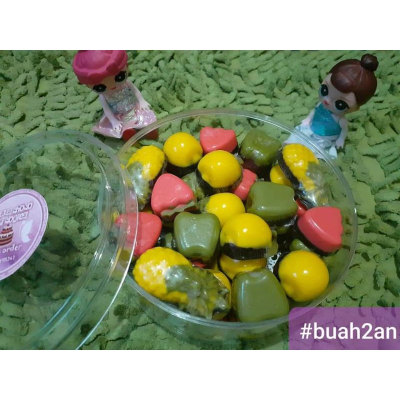 

coklat praline karakter imut dan lucu dengan rasa yang enak varian isi strawberry blueberry nanas & kacang tanah