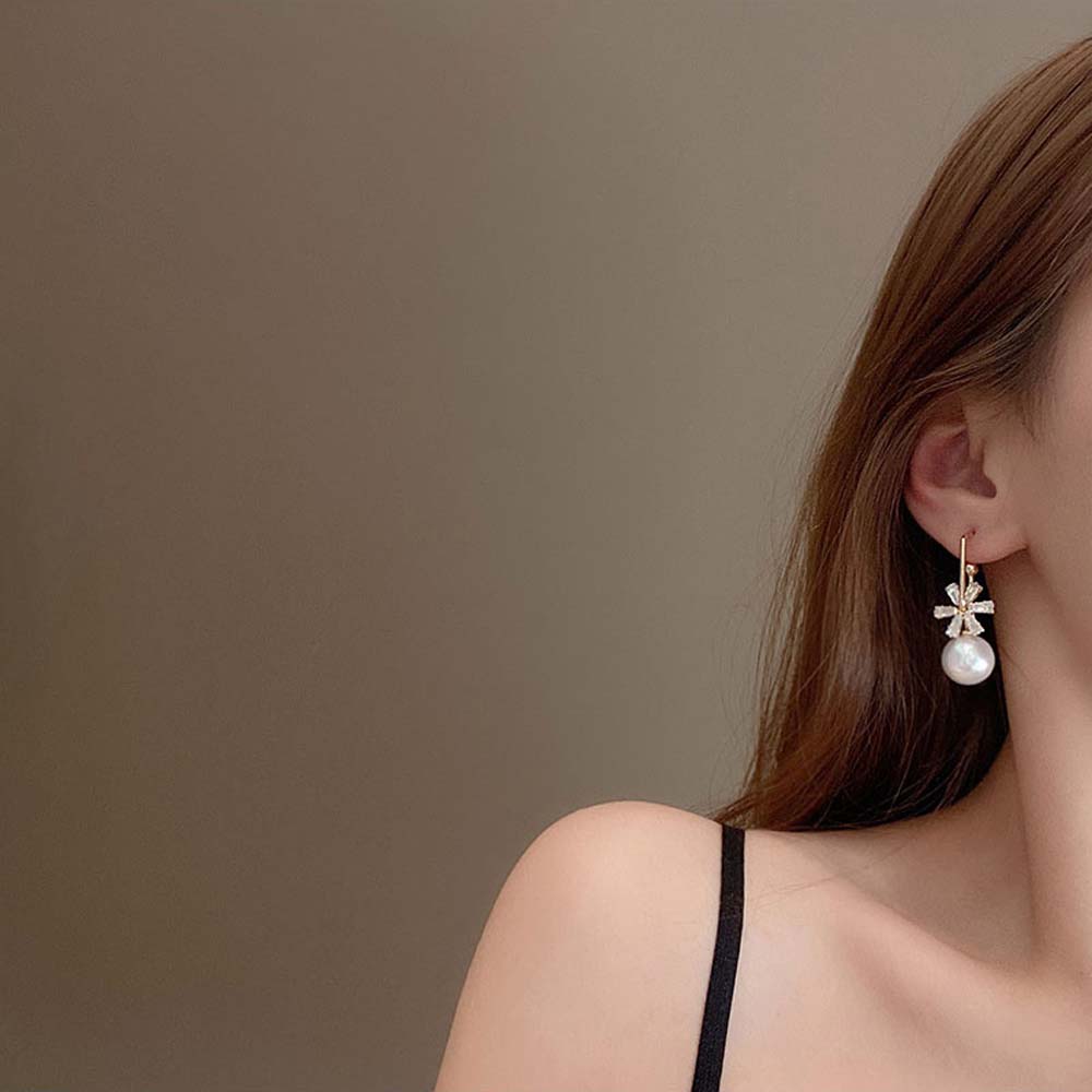 Anting Silver Needle Bentuk C Desain Bunga Aksen Mutiara Bahan Zirkon Multicolor Gaya Korea