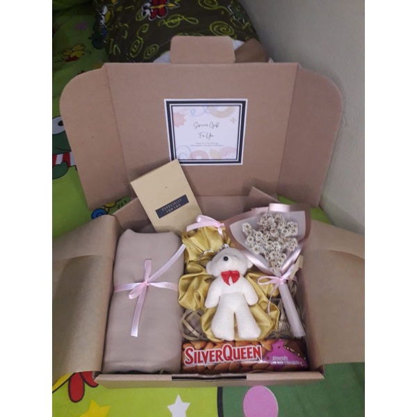 Hampers Gift Box Kado Ulang Tahun | Hampers Kado Box Hijab Bella Square Cewek Kado Wisuda Cewek Hampers Anniversary Gift Box Hijab Segiempat Bella Square Coklat Kado Gift Box Hampers Spesial Boneka Bunga Coklat Hampers Ulang Tahun