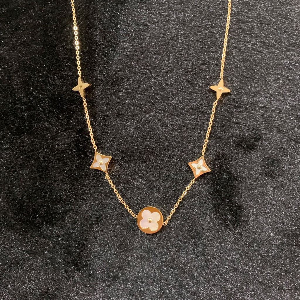 Kalung Rantai Dengan Liontin Daun Clover Warna Emas Untuk Wanita | Kalung Rantai Tulang Selangka Warna rose gold 18k Bahan stainless steel Untuk Wanita