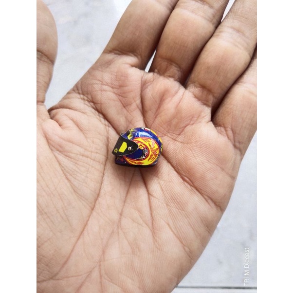 miniatur helm rossi 2002 skala 1:18