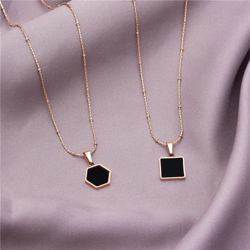 Kalung Titanium Black Square Wanita Korea