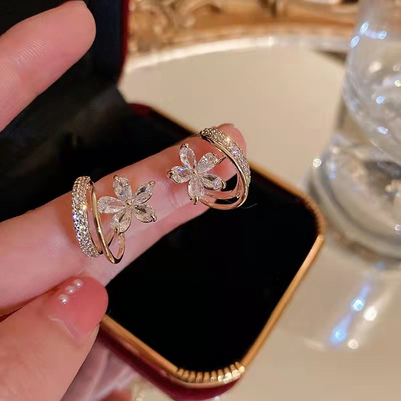 Anting Stud Desain Bunga Aksen Berlian Bahan 925 Silver Gaya Korea Untuk Wanita