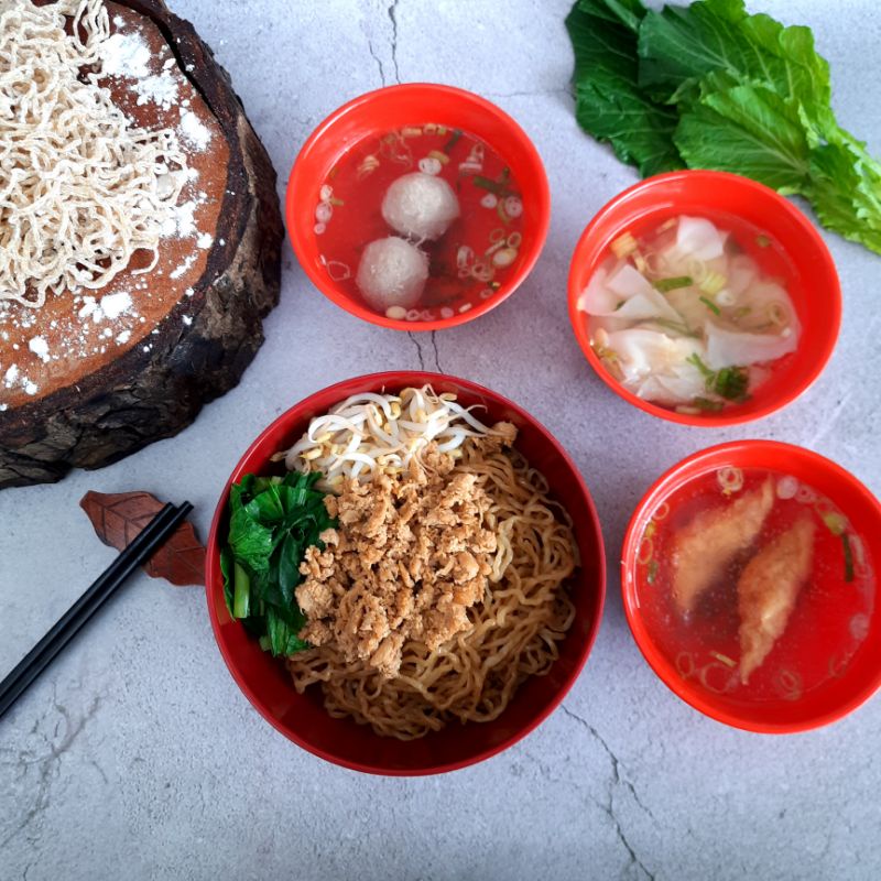 

mie bakmi bangka halal mentah / frozen / matang