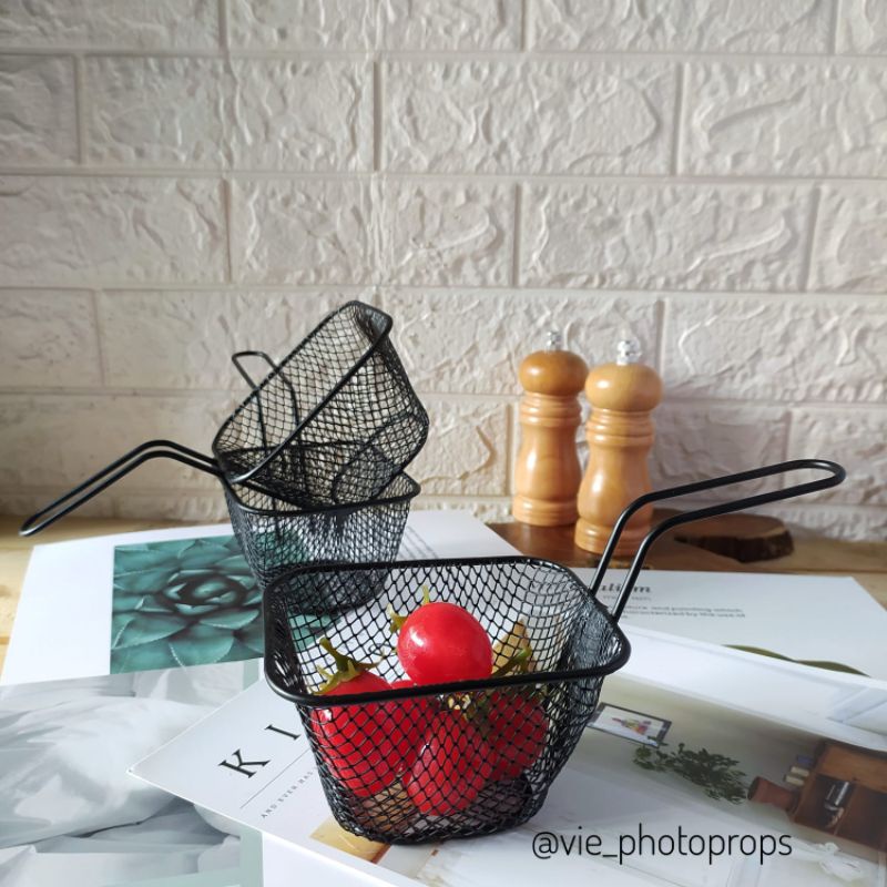 KERANJANG KENTANG GORENG KECIL HITAM PROPS FOTO PROPERTI FOTOGRAFI