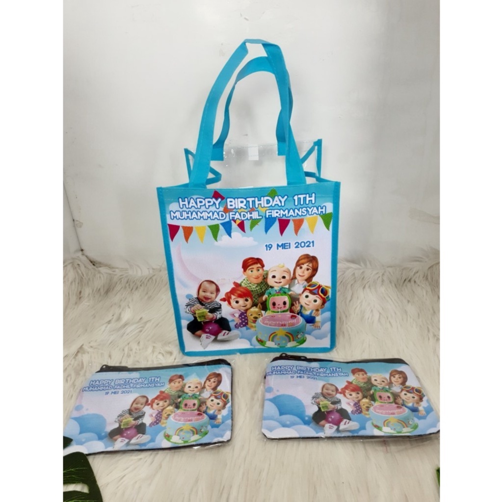 

Tas Ultah Mika Muat Box Nasi P20 L13 T28 Plus Kotak Pensil Tema Cocomelon