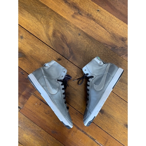 nike blazer mid Second