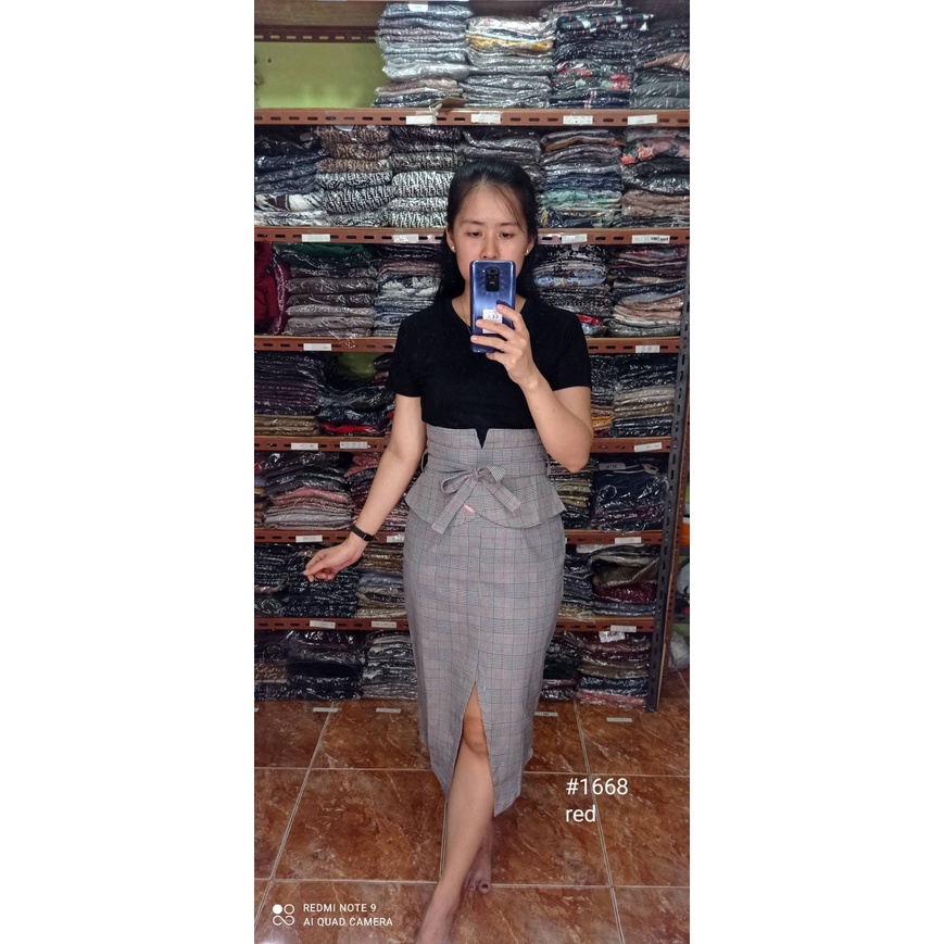 Nama Barang: ZARA CHECKED HIGHWAIST SLIT SKIRT     Harga: 100.000     ==Deskripsi==     Kode Barang: