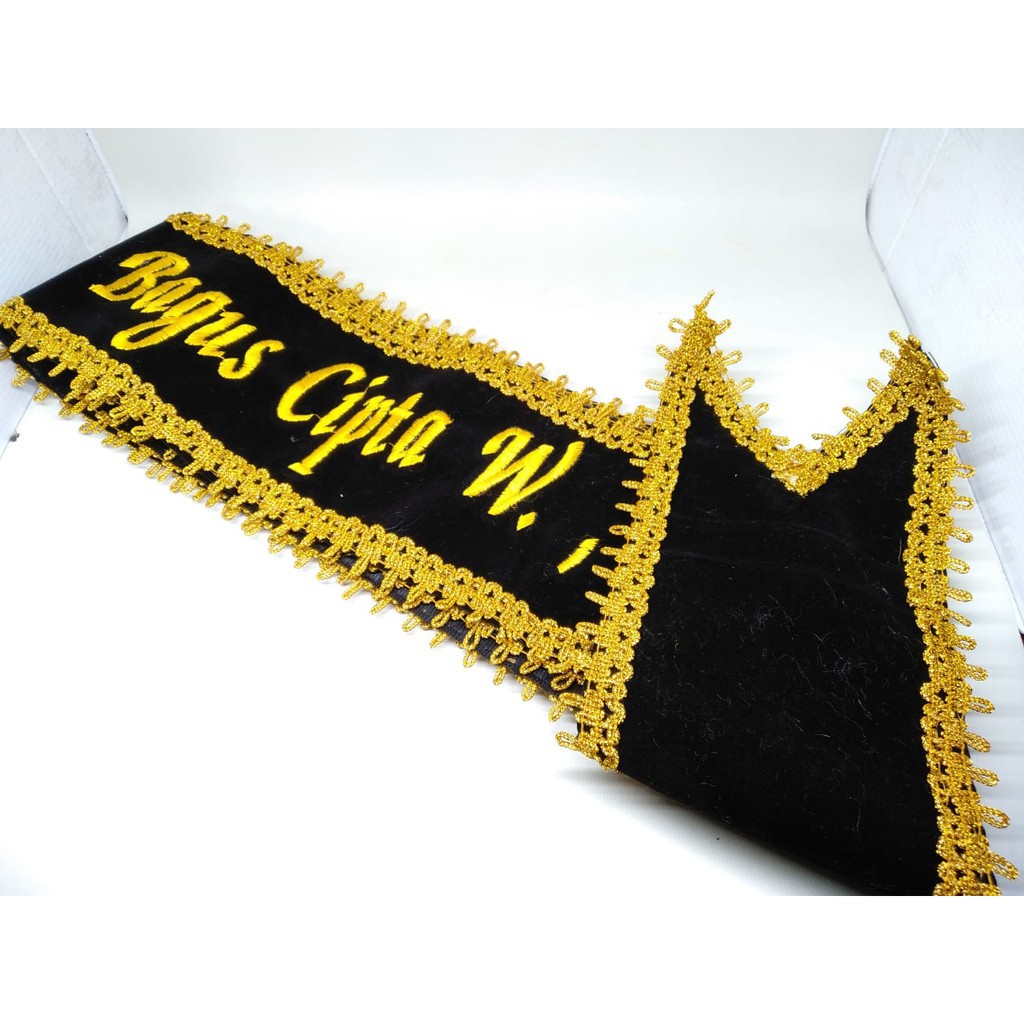 (EKSPRESS) SELEMPANG WISUDA bahan beludru renda kriwil emas   murah