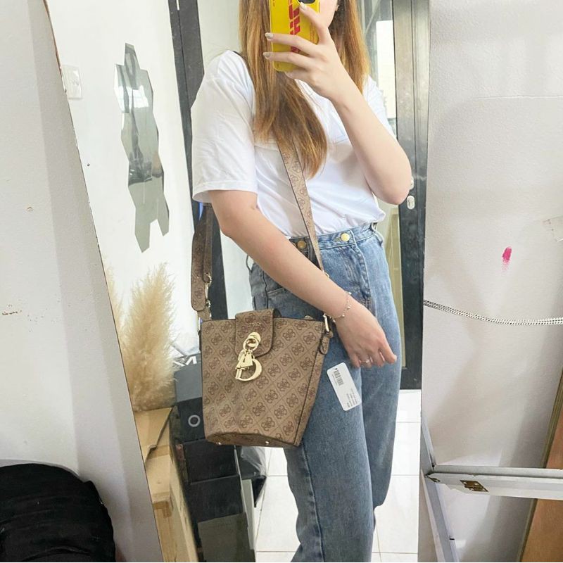 Tas Wanita Guess Bucket Tassel