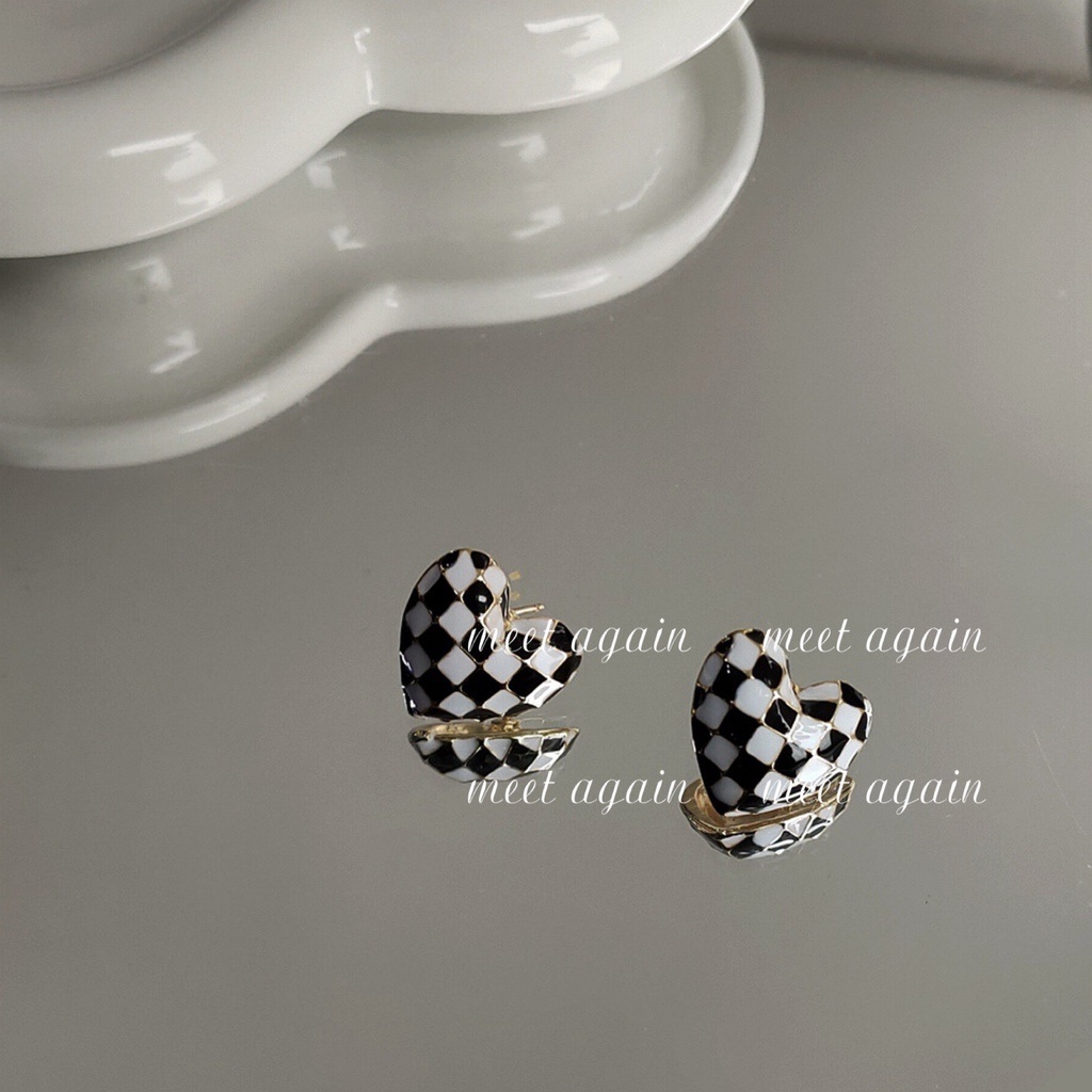 Anting Desain Hati Motif Kotak-Kotak Warna Hitam Dan Putih Gaya Korea