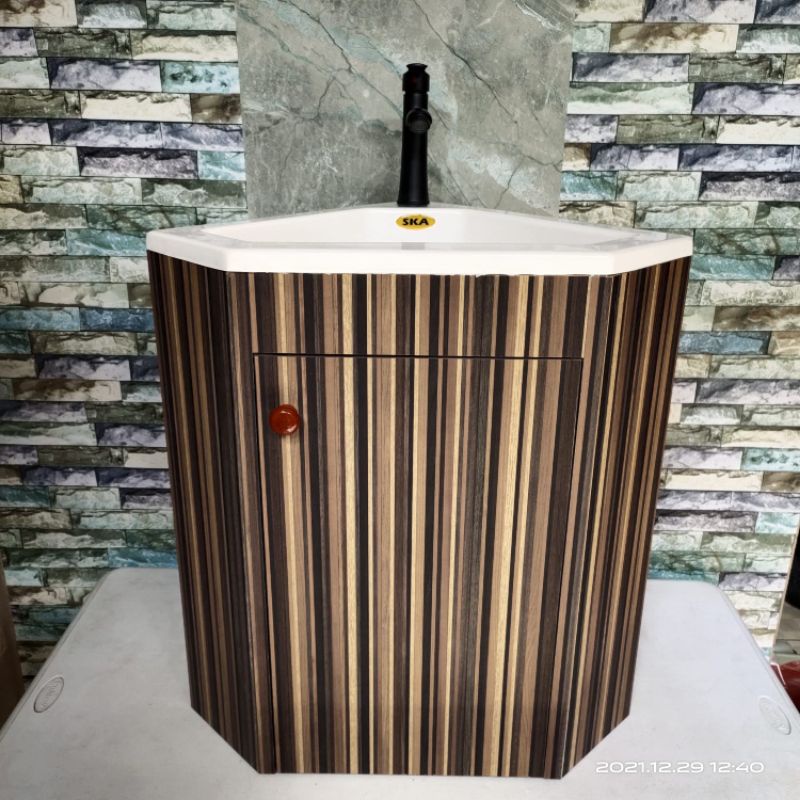 wastafel sudut gantung / wastafel gantung kabinet  / wastafel cuci tangan set kabinet finish hpl