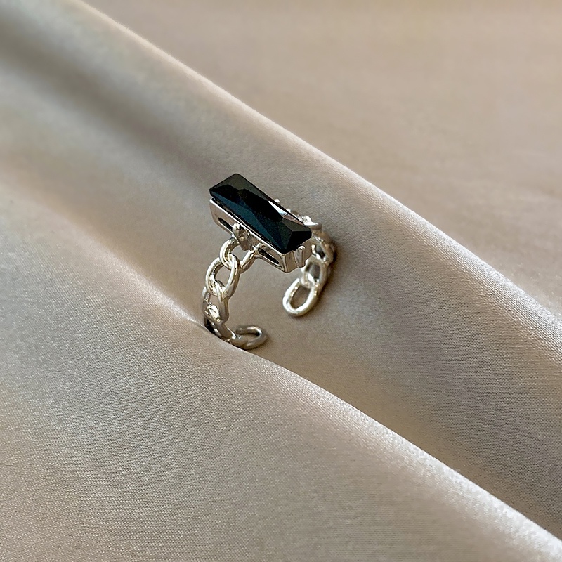 Cincin Rantai Aksen Kristal Warna Hitam Gaya Retro