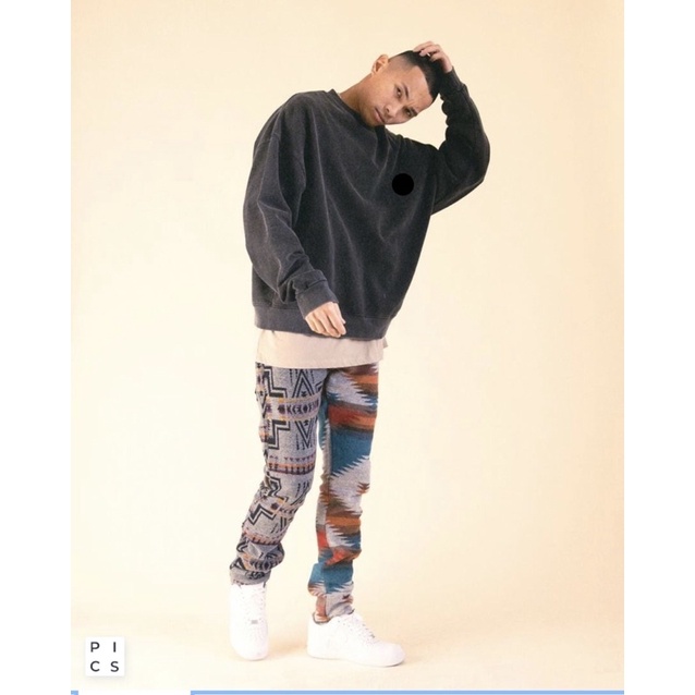 mnml crewneck black vintage washed hypebeast cocok dengan air jordan yeezy sneakers