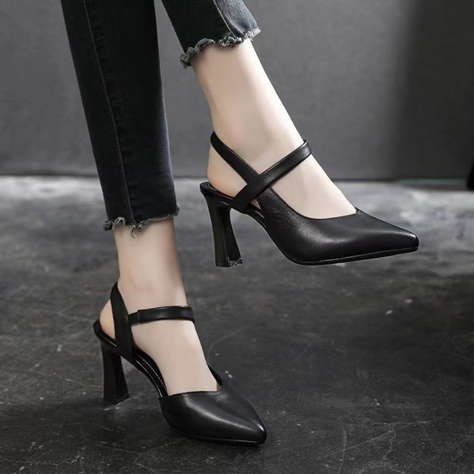 Sepatu Wanita Import Ujung Runcing Dengan Pengait Belakang Heels 7 cm Elegan