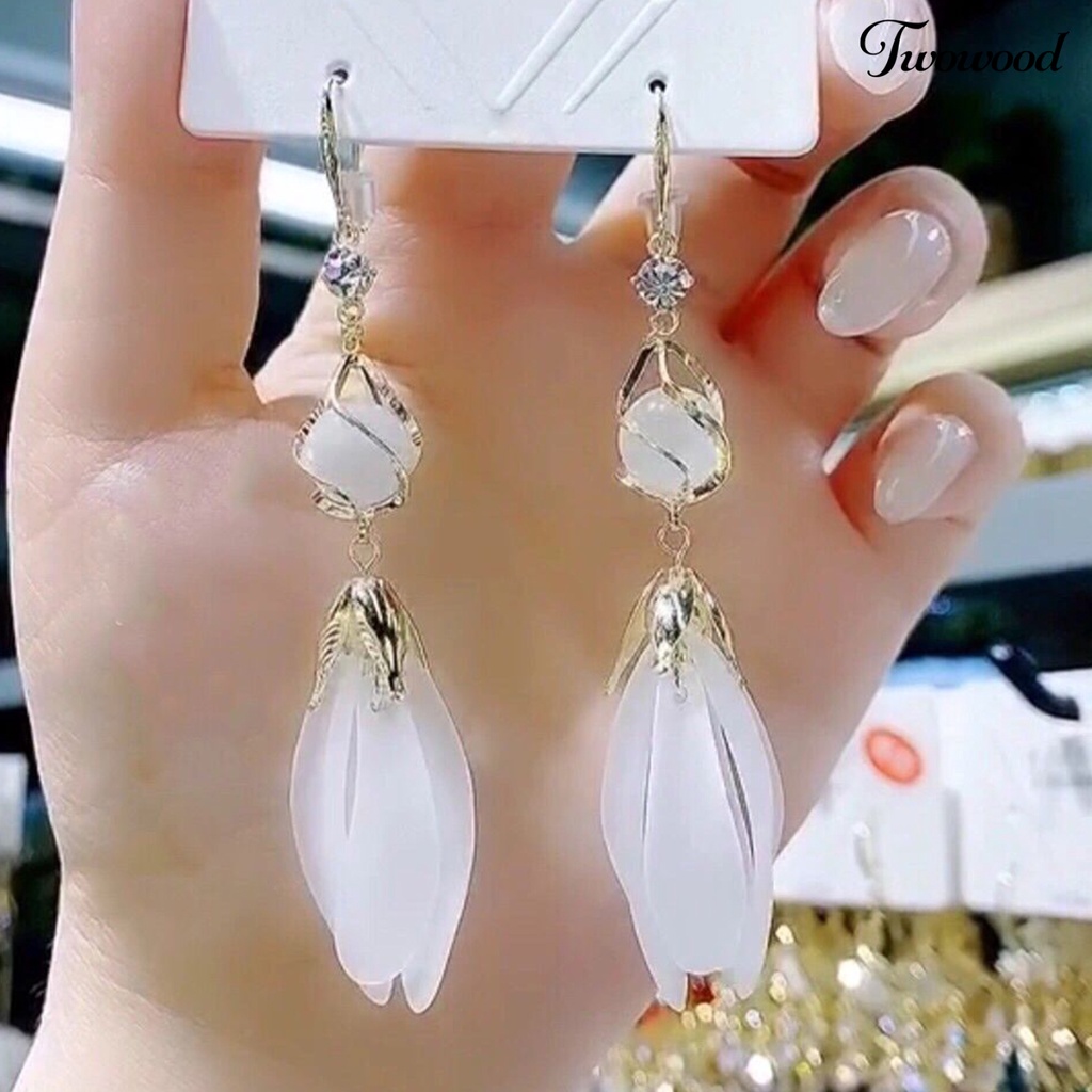1 Pasang Anting Kait Rumbai Panjang Bentuk Kelopak Bunga Warna Putih Tahan Aus Untuk Dekorasi