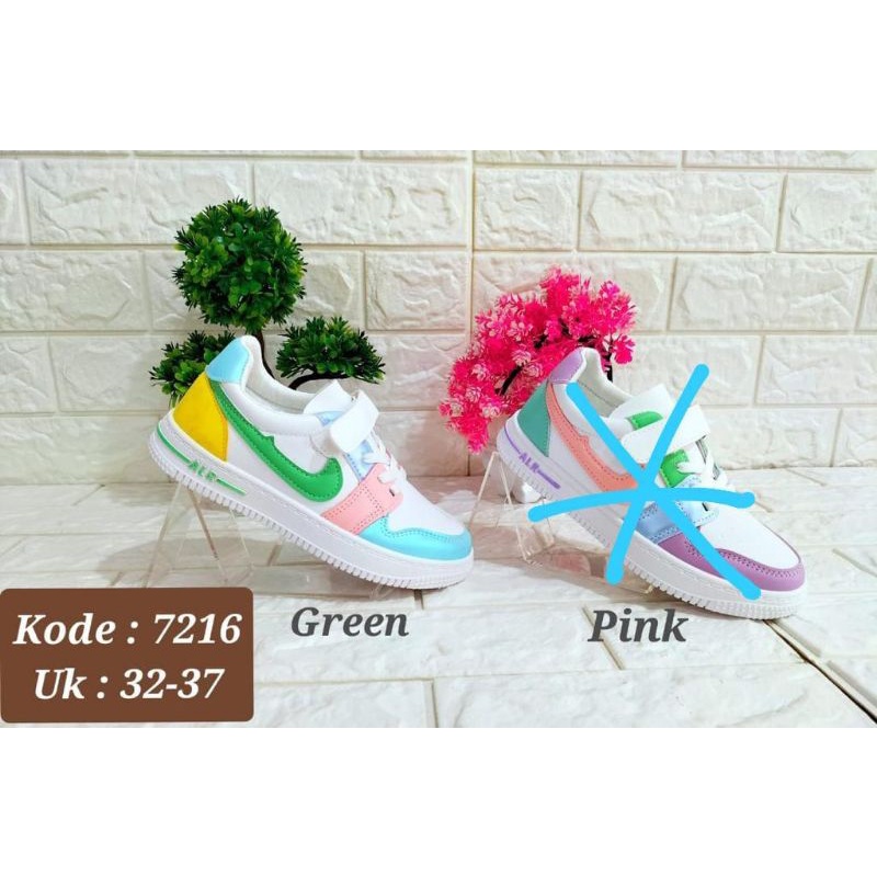 Sepatu anak perempuan