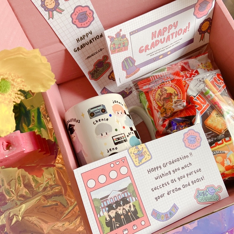 

MUG GELAS CUSTOME/MUG KARAKTER HAMPERS BOX JAJAN JADUL/HAMPERS MUG JAJAN JADUL/HAMPERS WISUDA