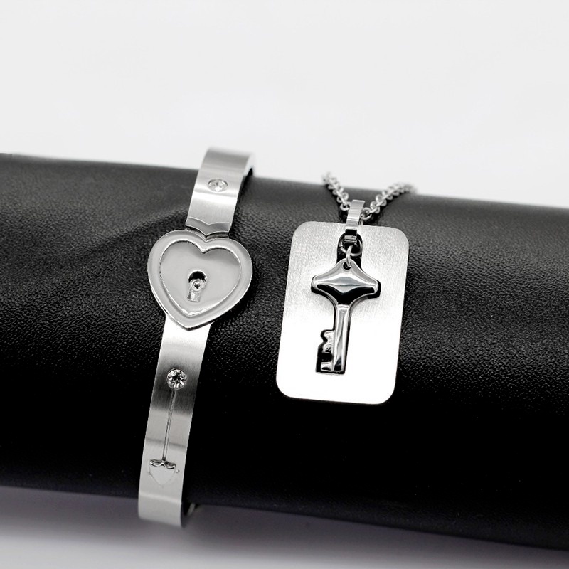 2pcs / Set Kalung Liontin Kunci Hati Bahan Stainless Steel Warna Silver