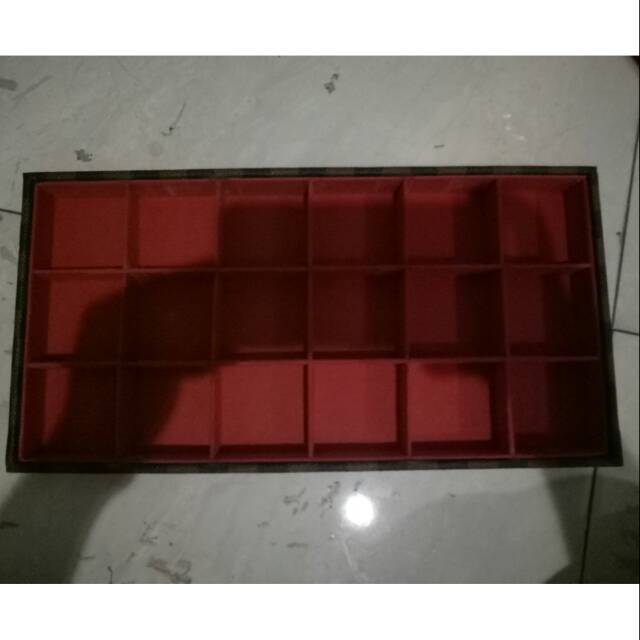 kotak display bahan kulit motif