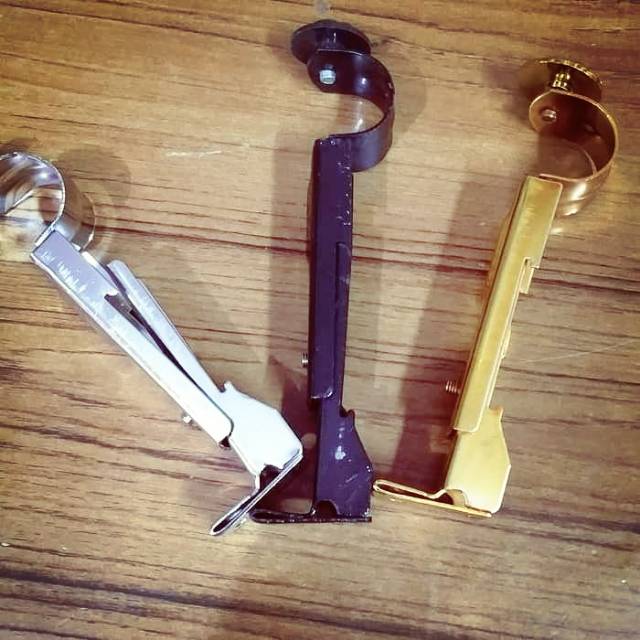 Kaki penyangga gorden