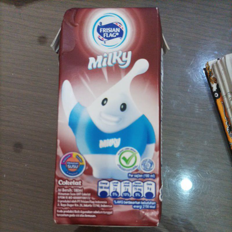 susu kotak frisian flag  milky rasa cokelat 180 ml