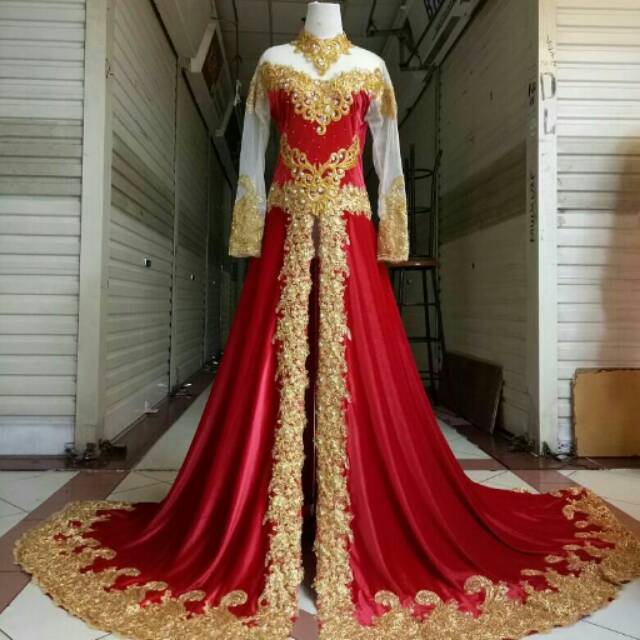 Kebaya bludru ekor