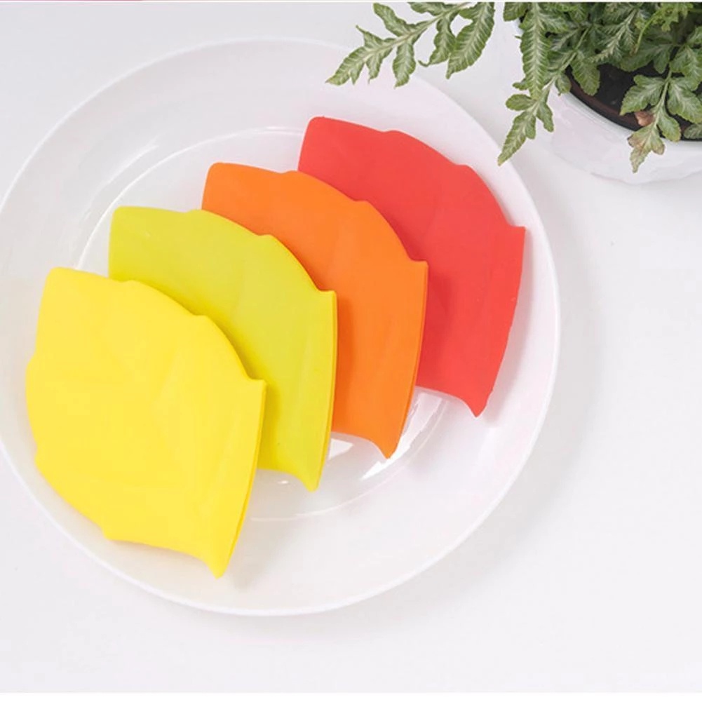 1pc Cangkir Minum Bentuk Daun Maple Bahan Silikon, Warna Acak