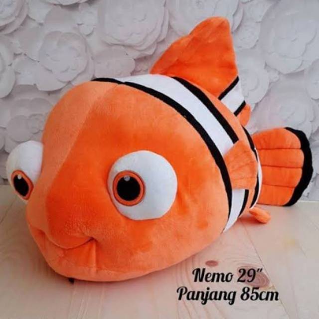 Boneka ikan Nemo besar