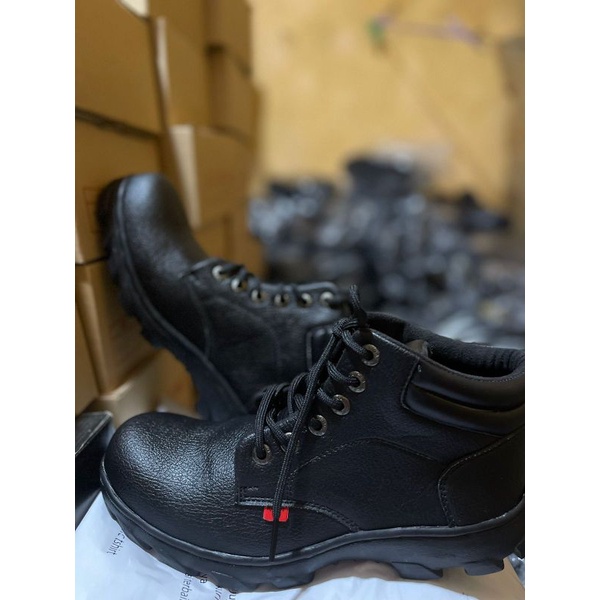 sepatu safety boots,sepatu safety Caterpillar dan Kickers ,sepatu safety boots kerja proyek