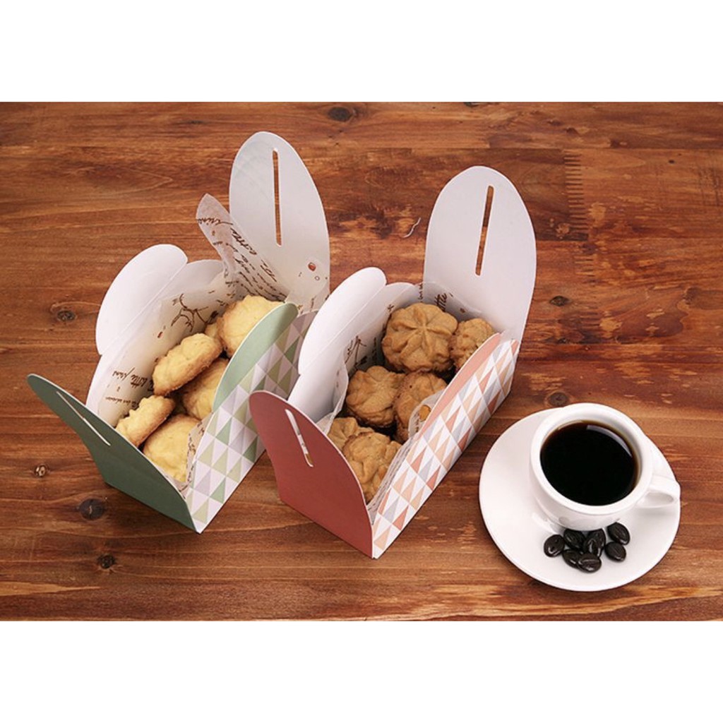 [ 20 PCS ] Paper box  motif segitiga snack kue gift box hadiah souvenir 13 x 6.5 x 4 cm valentine