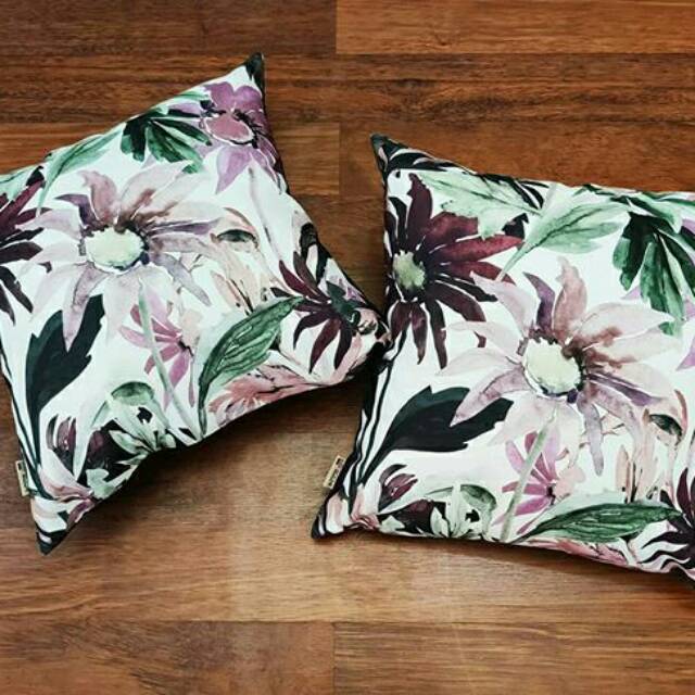 sarung bantal sofa / sarung bantal kursi motif bunga2 ungu