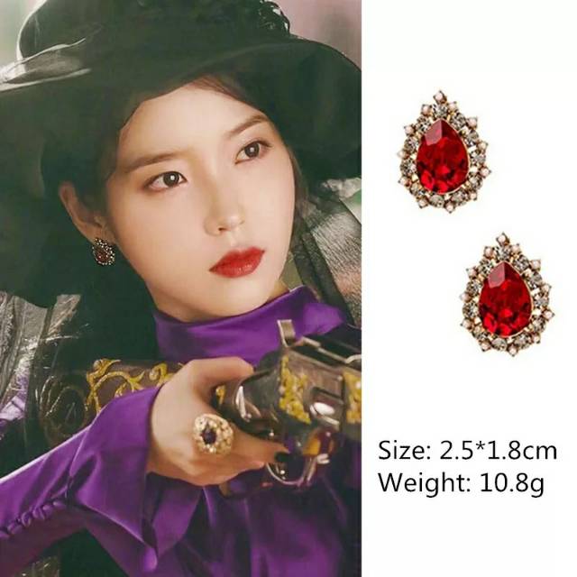 Anting bentuk water drop warna merah digunakan IU dalam drama korea Hotel Del Luna