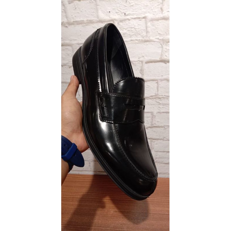 sepatu formal merek diorucci