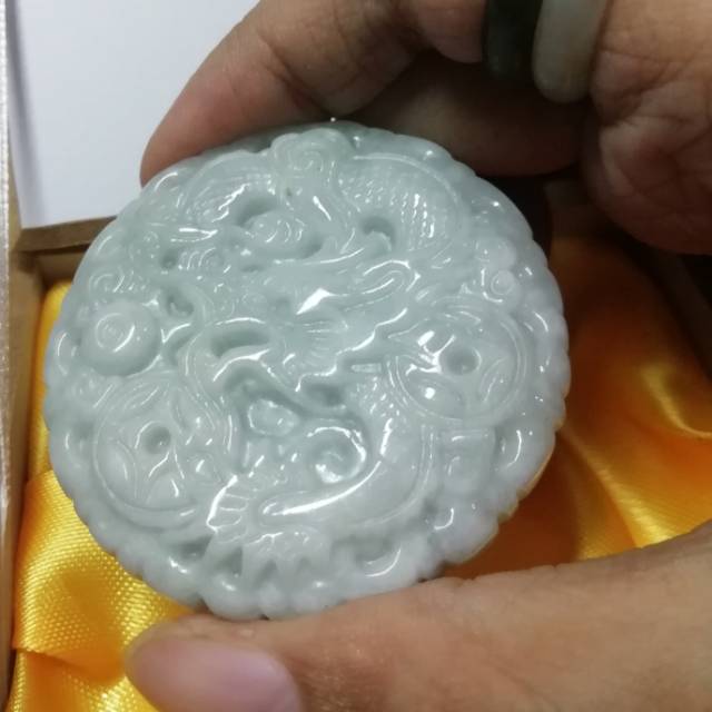 Liontin Giok Naga Koin dengan Sertifikat Jadeite Grade A