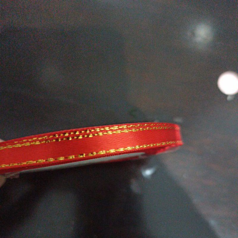 

pita satin merah imlek natal list emas 1 roll 0.6 cm 1/4inchi