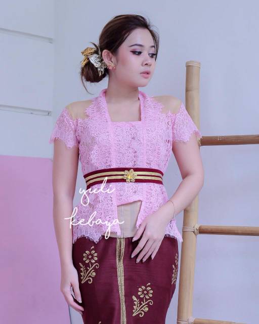 Set Kebaya Modifikasi Wisuda dengan Rok Duyung