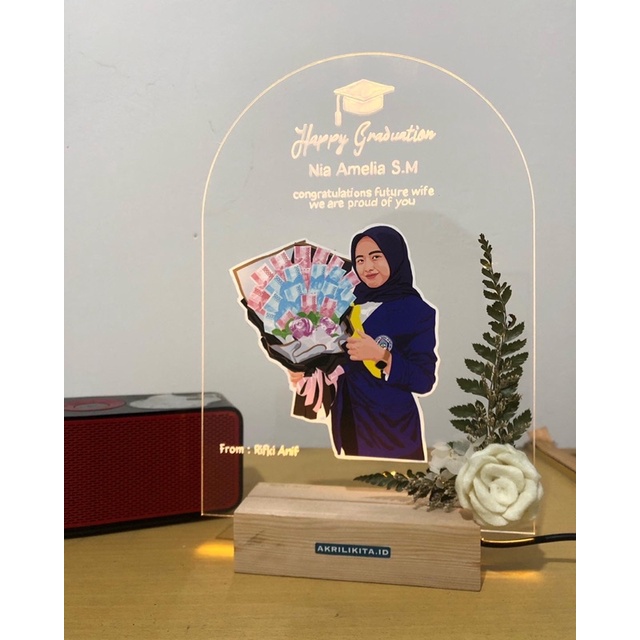 AKRILIK CUSTOM ILUSTRASI WISUDA LED