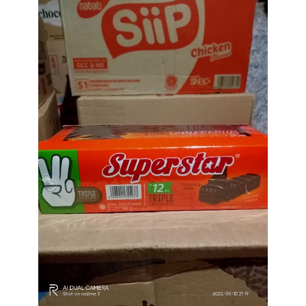 

superstar 18gramx12 pcs / superstar triple chocolate 1 box isi 12 pcs