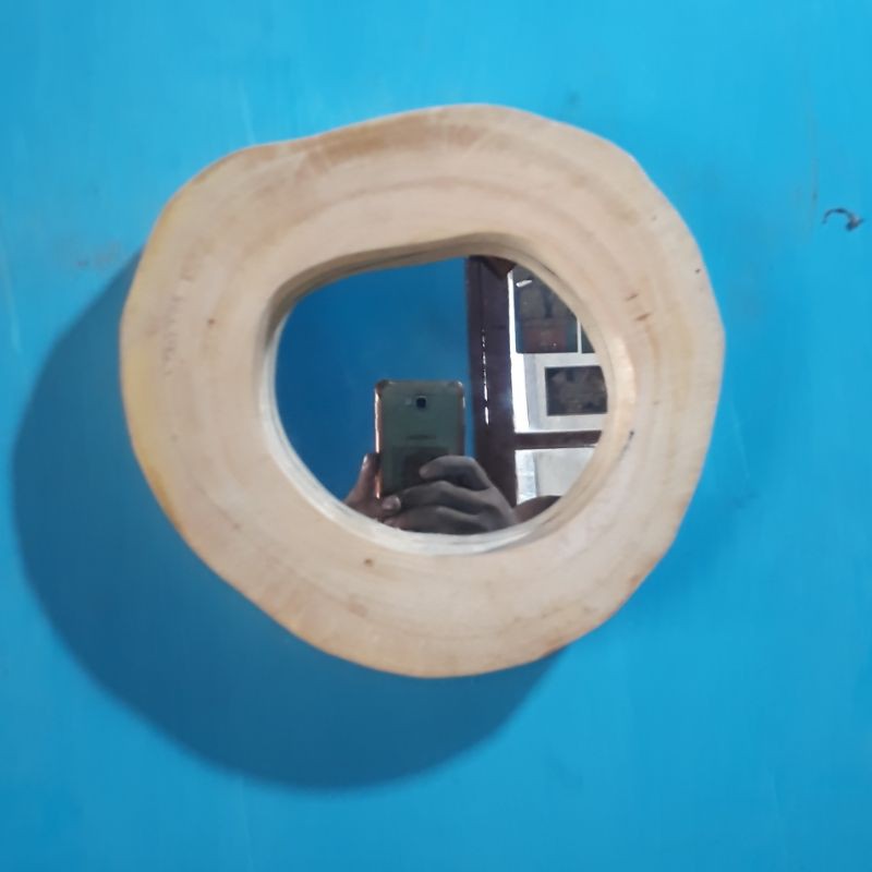 pigura cermin bulat unik alami kayu