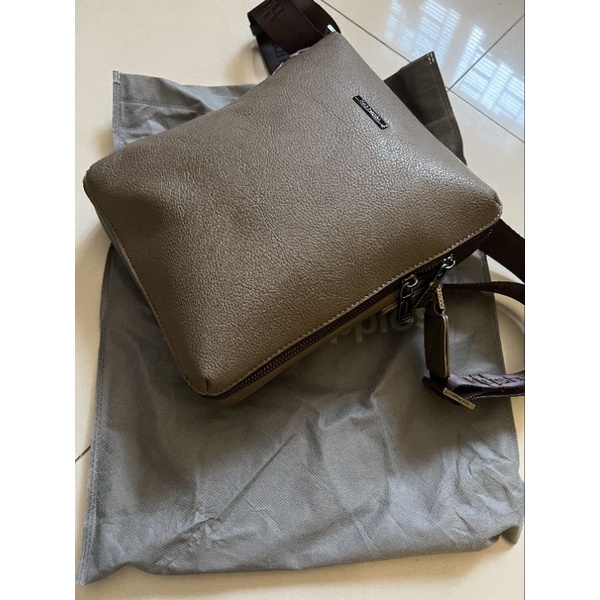 Tas selempang pria branded Hush Puppies