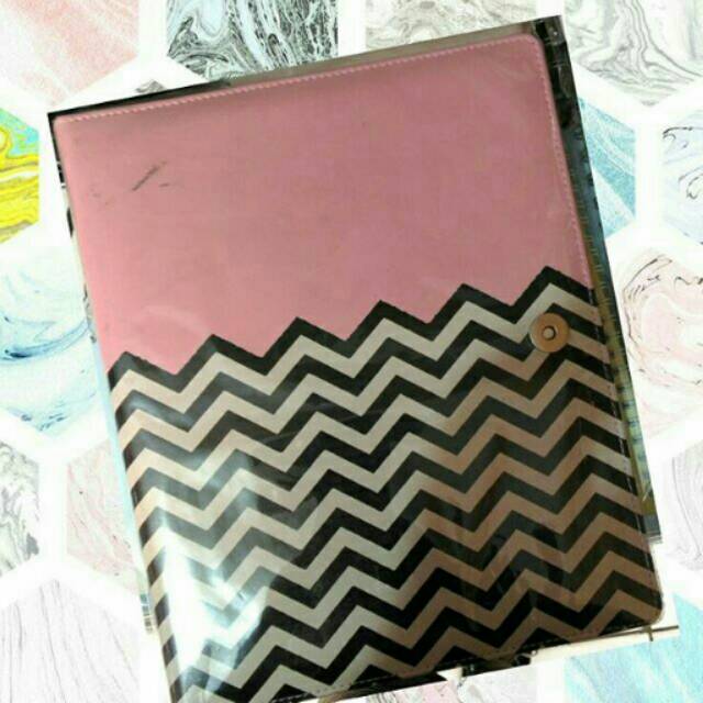 

Binder pink zigzag black n white