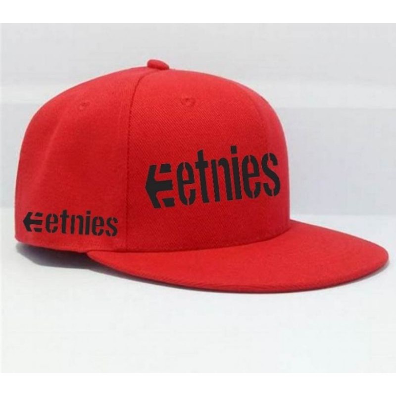 topi snapback etnies