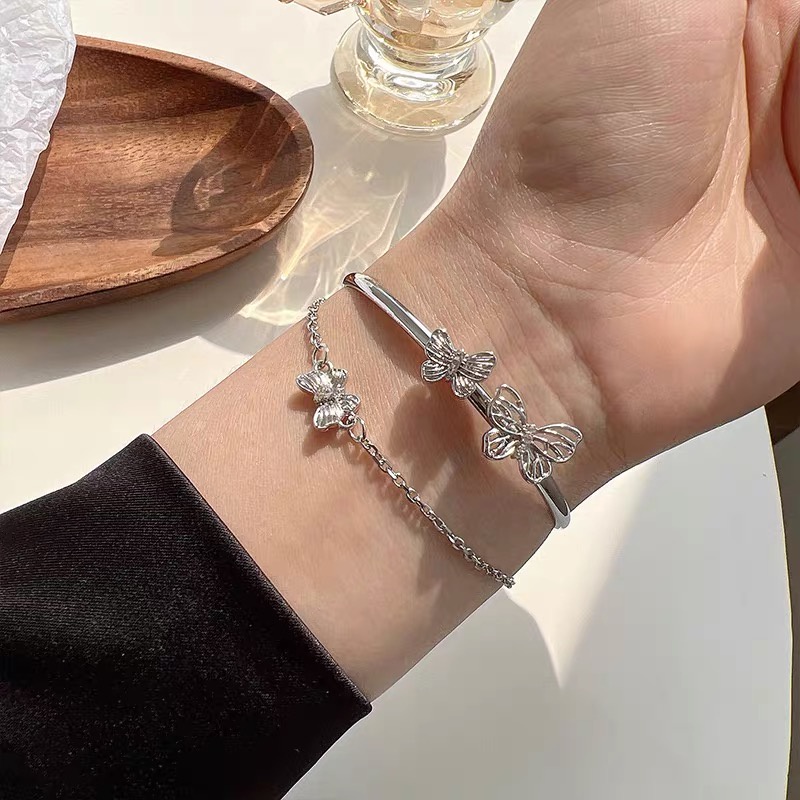 Gelang Model Terbuka Desain Kupu-Kupu Hati Rumbai Warna Silver Gaya Elegan Untuk Wanita