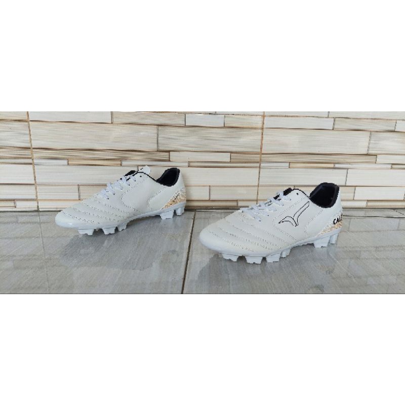 Sepatu Bola Calci Forza FG White