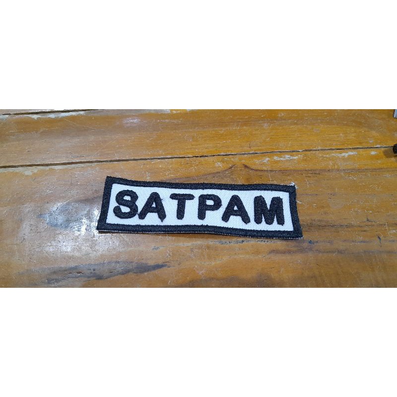 badge bordir label satpam timbul 3 dimensi warma putih list hitam